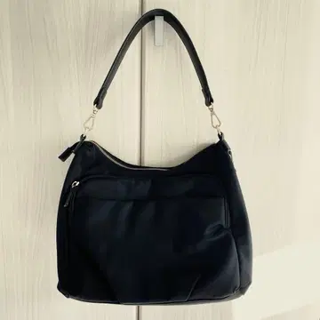 블랙 나일론 핸드백 골드 금장 장식