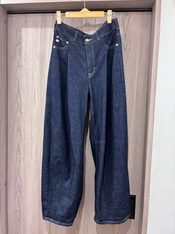 SOMETHING HANA 턱 커브 데님 팬츠