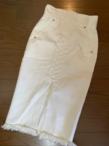 화이트 프린지 타이트 스커트