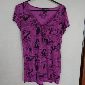 베티 페이지 프린트 티셔츠 퍼플