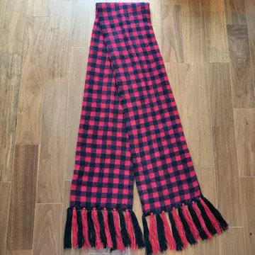 빨간색과 검은색 체크 무늬 프린지 머플러