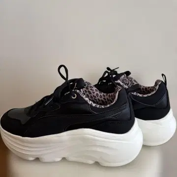 PUMA 소프트폼 블랙 통굽 스니커즈