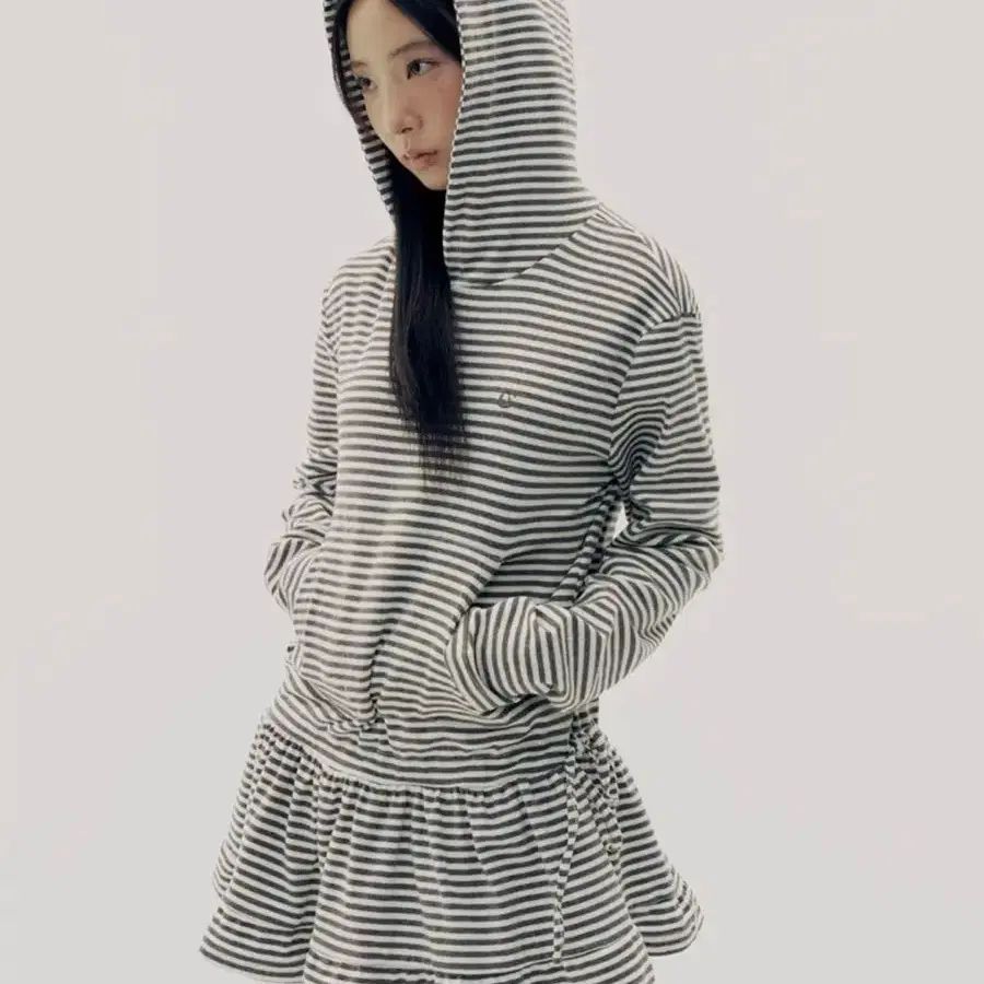 The Barnnet Magnolia Off-Shoulder Top White #더바넷오프숄더