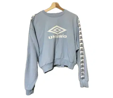 UMBRO x moussy 크롭 맨투맨 라이트 블루