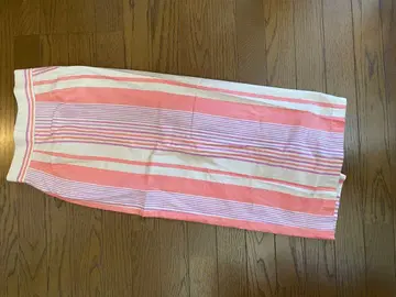 핑크와 화이트 스트라이프 미디 스커트