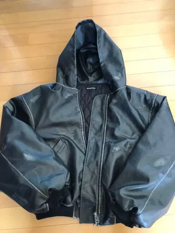 후드 부착 블랙 가죽 자켓