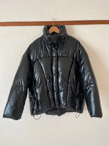 ZARA 블랙 광택 짧은 기장 다운 자켓