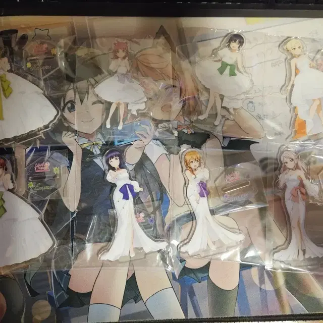 러브라이브 니지동 웨딩 아크릴스탠드랑 캔뱃지 팝니다