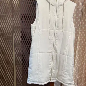 화이트 후드 부착 퀼팅 베스트