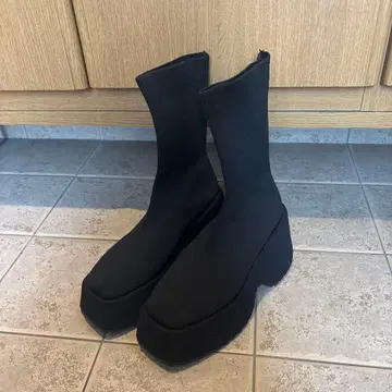 블랙 니트 하이컷 부츠