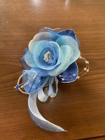 도쿄 소와르 블루 계열 꽃 모티브 코사지 새상품급