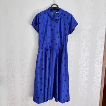 루브르 블루 도트 무늬 반팔 원피스 미디 기장 플레어