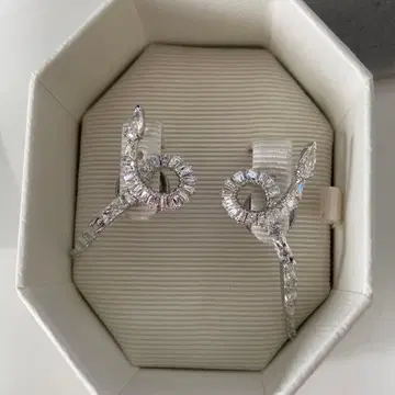 [미사용 새상품] 스와로브스키 양쪽 귀걸이 유리 뱀 모티브