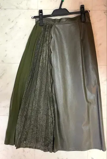 [ 택 포함 새상품 ] chesty 올리브 그린 가죽 플리츠 스커트