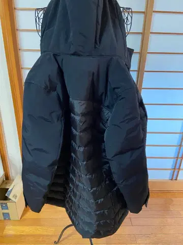 블랙 후드 부착 롱 다운 자켓