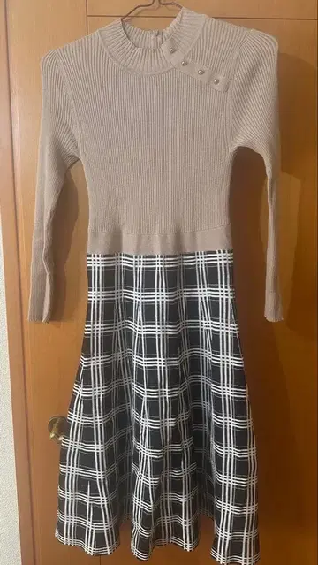 TOCCA M 긴팔 무릎 기장 원피스 베이지 블랙 체크