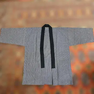 그레이와 블랙 스트라이프 갓폰기