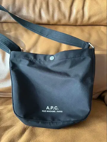 A.P.C. 블랙 Journal 사첼백