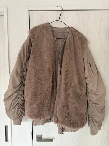 퍼 달린 베이지 자켓