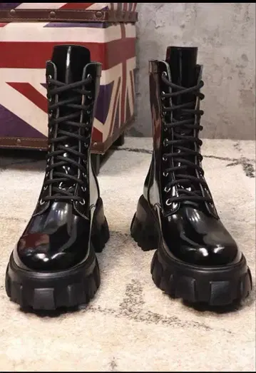 블랙 통굽 레이스업 부츠