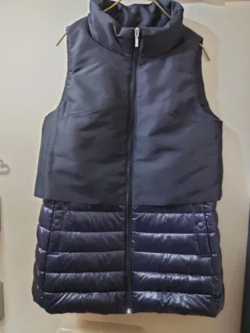 [ 새상품 미사용품 ] 멜베이유 뱅트 발수 이소재 절개 경량 다운 베스트