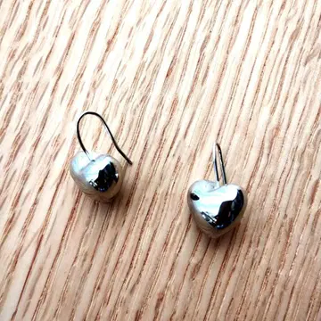 그레이스 콘티넨탈 하트 귀걸이 (실버)