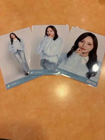 노기자카46 브로마이드 카라 부착 코디 컴프 우메자와 미나미