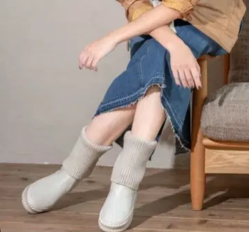 MUUM 베이지 롱 숏 리브 니트 통굽 샤크 밑창