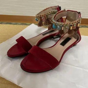 DIANA 빨간색 오픈토 샌들 비즈 장식 포함