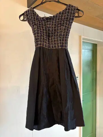 슬리브리스 무릎 기장 원피스 네이비 블랙