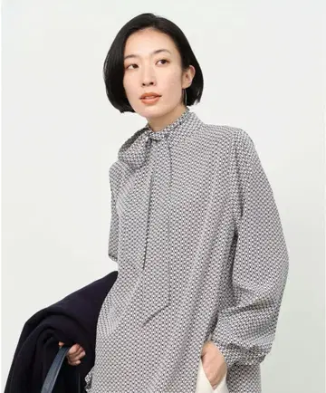 SOEJU 체인 패턴 보타이 블라우스