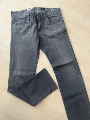 AG THE MATCHBOX 슬림 스트레이트 데님 그레이