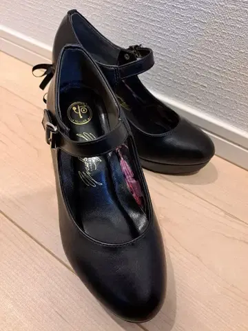 스트랩 포함 블랙 하이힐