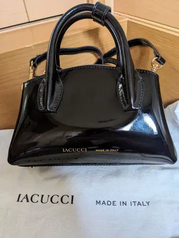IACUCCI 이 숄더백 블랙 에나멜 미사용 새상품