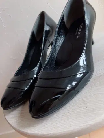 REGAL 에나멜 블랙 펌프스 23