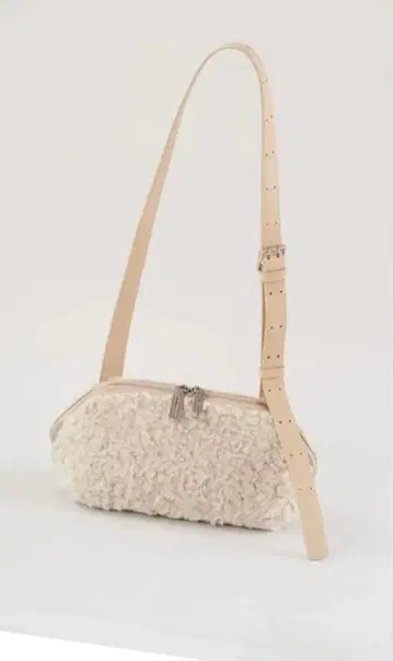 아드카라무 퍼 바디백 베이지