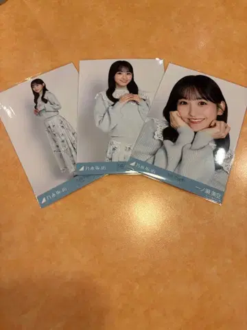 노기자카46 브로마이드 카라 부착 코디 컴프 이치노세 미쿠