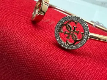 GUESS 로고 뱅글 (스톤 포함) 및 GUESS 로고 밴딩 2