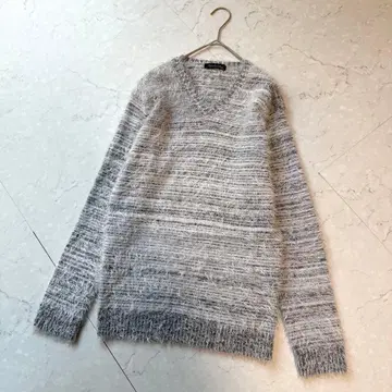 새상품급 TORNADO MART 마이크로 페더 V넥 니트 M 화이트