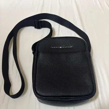 TOMMY HILFIGER 블랙 가죽 숄더백
