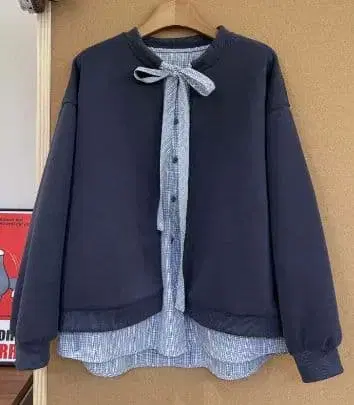 리본 포함 네이비 스웨트 셔츠