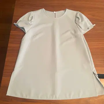 FOXEY NEW YORK 라이트 블루 퍼프 슬리브 상의