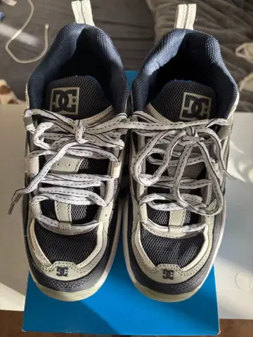 DC 네이비 스니커즈