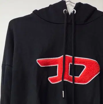 블랙 후드티 빨간색 로고 자수