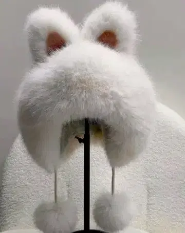 토끼 귀 달린 화이트 모자