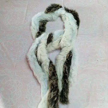 화이트와 브라운 퍼 스카프