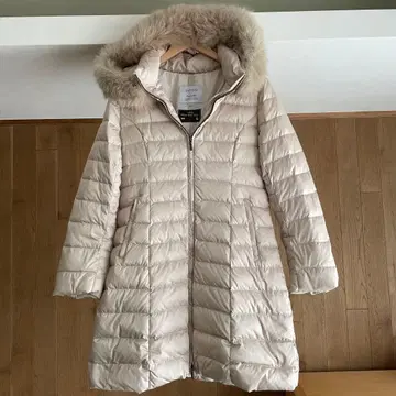 언타이틀 데이지 새틴 다운 코트