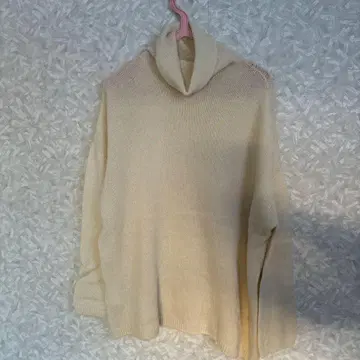 캐시미어 100% 크림색 터틀넥 스웨터