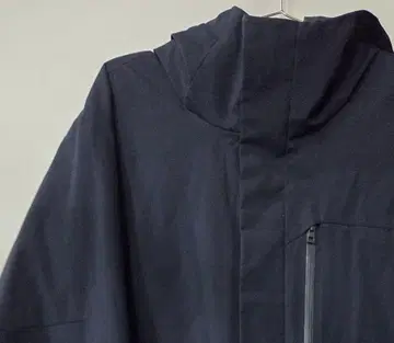 네이비 후드 부착 다운 자켓