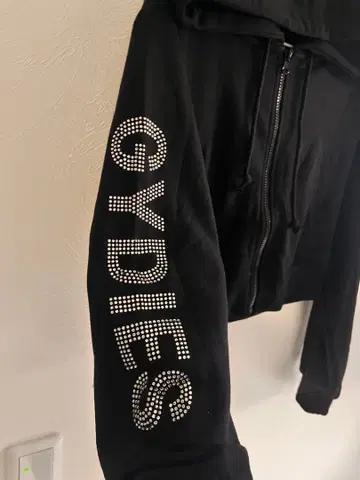 GYDA 블랙 스톤 후드티